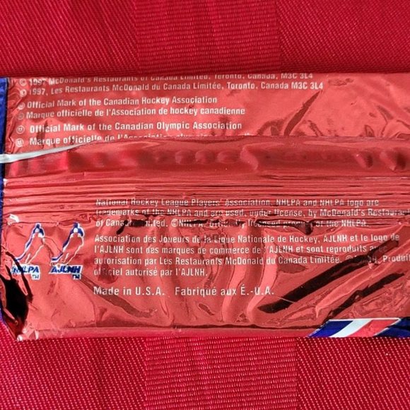 OFFICIAL 1998 TEAM CANADA OLYMPIC HOCKEY MEDALLION, MINT IN THE PACKAGE!!! - Picture 2 of 2